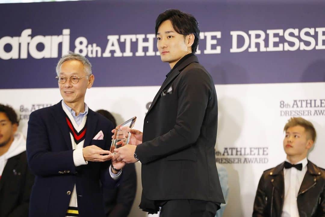 田中大貴のインスタグラム：「第8回Safari Athlete Dresser Award. 選んで頂き光栄です。 ありがとうございました。  #アスリートドレッサーアワード #🏀👔👞」