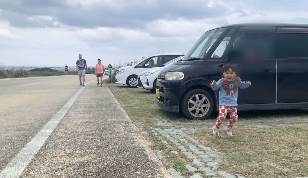 森渉さんのインスタグラム写真 - (森渉Instagram)「宮古島100kmワイドーマラソンに夫婦挑戦して、13時間52分でなんとか完走できました！！ 身体はボロボロでも気分は最幸(≧∀≦)/ #千笑 #金田朋子 #森渉 #マラソン #ランニング #宮古島 #100km #家族 #娘 #応援 #笑顔  #千笑ちゃんも応援ありがとう！！」1月20日 22時43分 - watarumori.sports