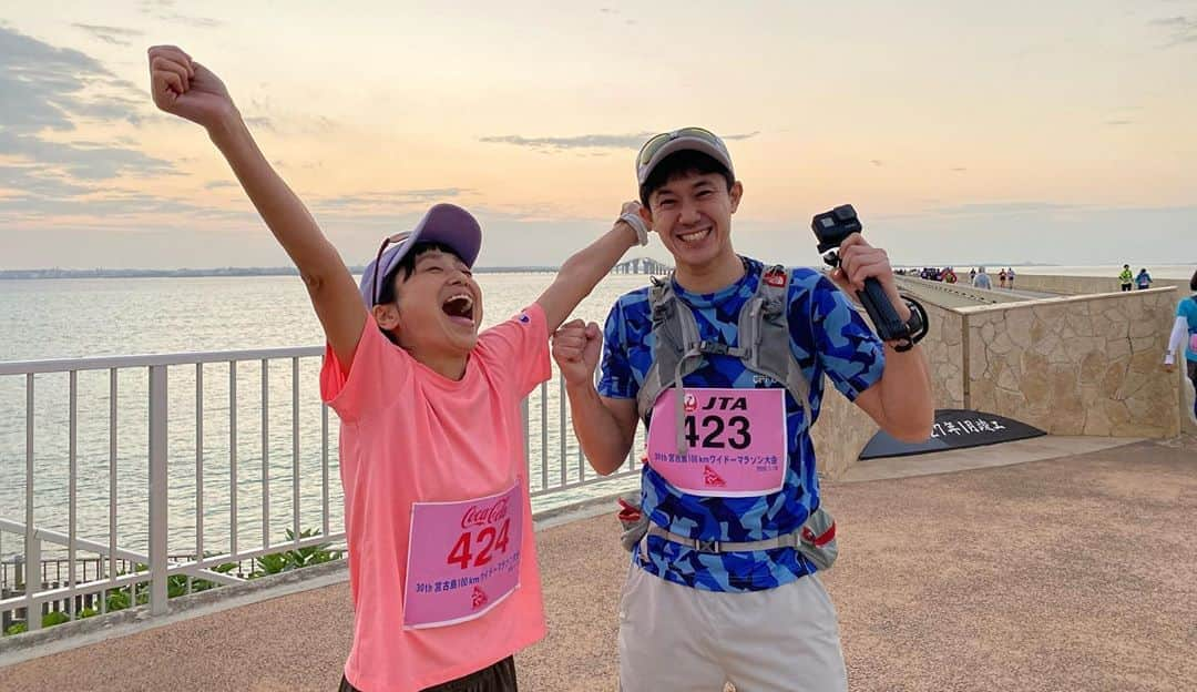 森渉さんのインスタグラム写真 - (森渉Instagram)「宮古島100kmワイドーマラソンに夫婦挑戦して、13時間52分でなんとか完走できました！！ 身体はボロボロでも気分は最幸(≧∀≦)/ #千笑 #金田朋子 #森渉 #マラソン #ランニング #宮古島 #100km #家族 #娘 #応援 #笑顔  #千笑ちゃんも応援ありがとう！！」1月20日 22時43分 - watarumori.sports