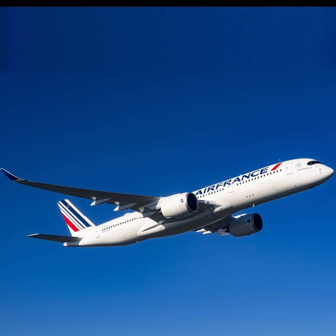 エールフランスさんのインスタグラム写真 - (エールフランスInstagram)「Carrying hundreds of dreams. Destination paradis.  #AirFrance #Franceisintheair #plane #aviation #aviationphotography #A350」1月20日 22時44分 - airfrance