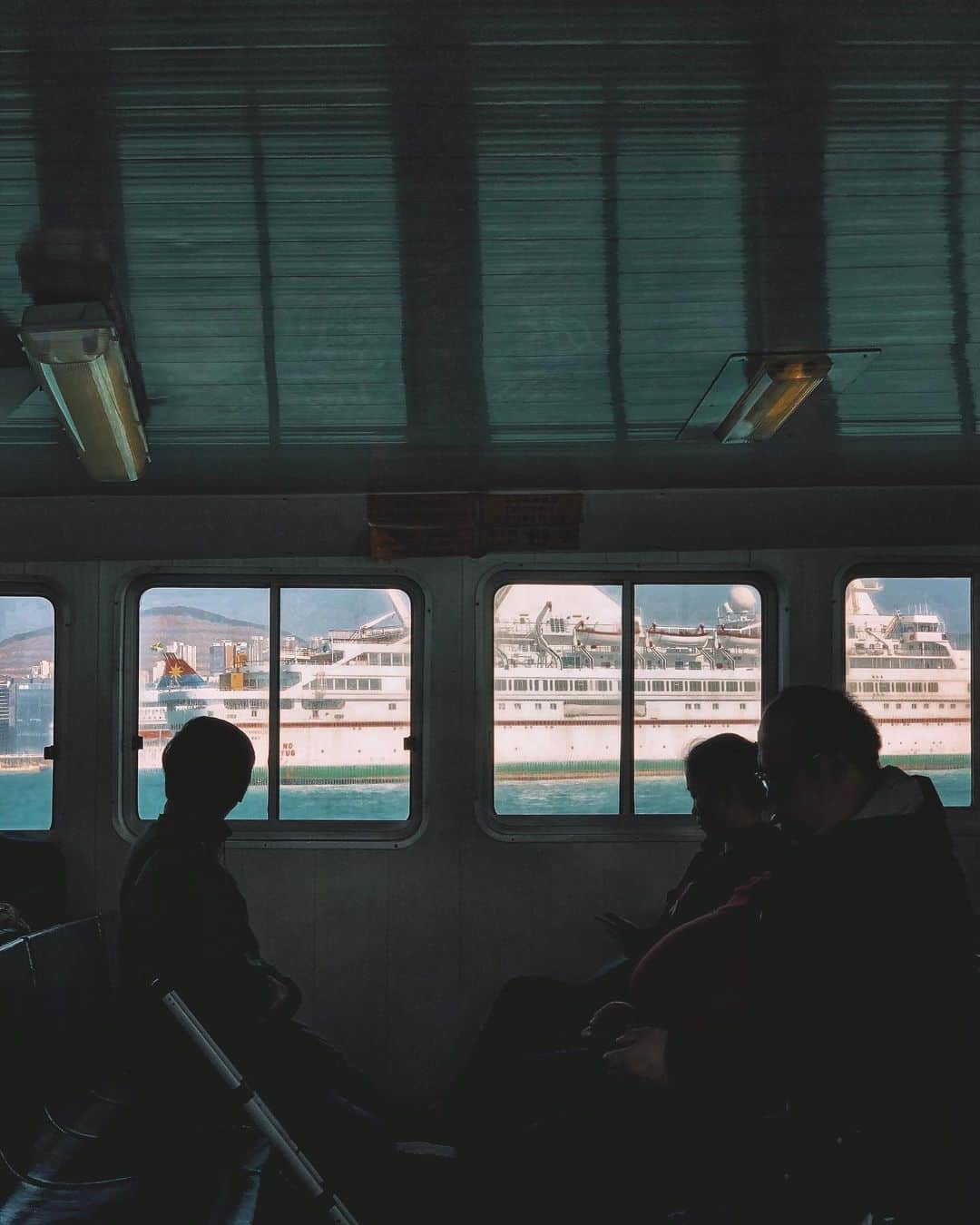 sunday_722のインスタグラム：「*﻿ 北角から九龍城へ﻿ 新渡輪(Frist Ferry)で﻿ 10分足らずの船の旅﻿ *﻿ *﻿ *﻿ ﻿ #bnw_demand  #SPHKCollective﻿ #tv_pointofview﻿ #ShotOniPhone﻿ #awersomehongkong﻿ #samewheremagazine﻿ #jj_mobilephotography﻿ #unlimitedhongkong﻿ #streetclassics﻿ #reframinghk﻿ #香港中毒﻿ #capturehongkong﻿ #zolimahongkong﻿ #allabouthongkong﻿ #discoverhongkong﻿ #waytohk_sunday_722﻿ #hongkonginstagram ﻿ #everydayhongkong﻿ #visualhongkong ﻿ #explorehongkong」