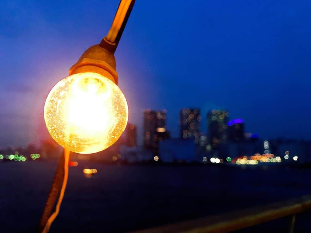 馬場奈々瀬さんのインスタグラム写真 - (馬場奈々瀬Instagram)「ただの電球だけど、結構いい味出してるよね？？！ね？？！w . iPhoneアプリだ撮ったよ！w . #うん！っていってほしいw #電球　#💡　#夜景　#instagood #instalike #mood #船　#東京　#tokyo #summer . 見方変えたら意外と面白い発見あるよね。人も物事も。笑 . .」1月20日 22時49分 - nanaseeeen