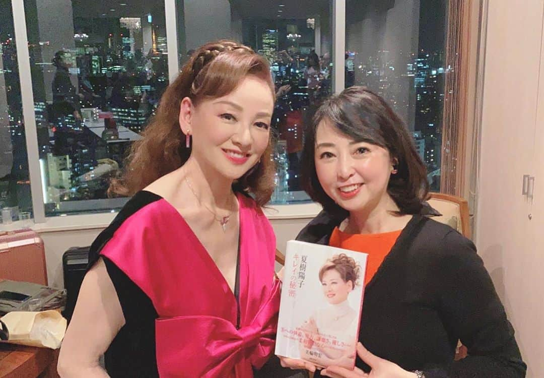 牛窪万里子さんのインスタグラム写真 - (牛窪万里子Instagram)「今日は山野学苑で開催された女優の夏樹陽子さんの講演会＆Liveへ。美しさにうっとりしました♡  夏樹陽子さんの美の秘訣が書かれている「夏樹陽子キレイの秘密」（世界文化社）を読んでみたいと思います。  一日一食、間食にはナッツかリンゴという食事法にも美への拘りが。  毎日続けられる自分に合った健康法を見つけることが大切と。  詳しくはAmebaブログをお読みくださいね https://ameblo.jp/meridian096/entry-12568644236.html  #女優  #夏樹陽子  #講演会 #ライブ #Live #健康法 #美の秘訣 #キレイの秘密  #世界文化社  #美魔女 #美女 #美しい人  #勉強になりました」1月20日 22時50分 - mariko_ushikubo