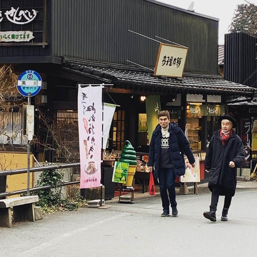 深町健二郎さんのインスタグラム写真 - (深町健二郎Instagram)「昨日はオヤジ旅ロケでした！ 良純さん恒例の自撮り映えを盗撮😝 #アサデス九州山口 #放送は2月20日」1月20日 22時51分 - kenjirofukamachi