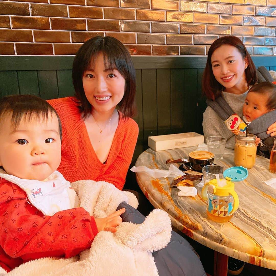 庄司ゆうこさんのインスタグラム写真 - (庄司ゆうこInstagram)「ママ友集めてベビーヨガレッスン🧘‍♀️👶💖 今日はなんと、パパさんまで初参戦してくれました😆‼️ イクメンすぎるーっ😭✨‼️笑 ヨガしてランチして、ちあきちゃんとは2人でお茶して有意義な時間でした😍 ちあきちゃんとはもう7.8年の仲なのに、今日いきなり、『私、初めてゆうこさんに会った日からずっと憧れてました❣️こんなにキラキラしたオーラを持った人に会ったのは初めてでゆうこさんを見て私も仕事頑張ろうって思えたんです！』と、いきなり告白された🤣😂‼️ 『ずっと言いたかったんです、、今日やっと言えました』と今更の告白でめっちゃ恥ずかしかったけど素直に嬉しかった😍 少しでも誰かの役に立ててよかった😂 同性から言われるのって凄く凄く嬉しい😂 既婚者子持ちとなると、男性からのチヤホヤとかは一切なくなり、誰からも言いよられなくなったので、、笑　 これからは同性に支持されるような女性になれるといいな🤗 #ベビーヨガ#ヨガレッスン#親子ヨガ#ポジティブスターヨガ#女の子ママ#男の子ママ#生後9ヶ月#爆睡#マイペース#ももちゃんです🤗#私そっくり#いきなり#告白された#嬉しすぎる」1月20日 22時57分 - yuko.shoji