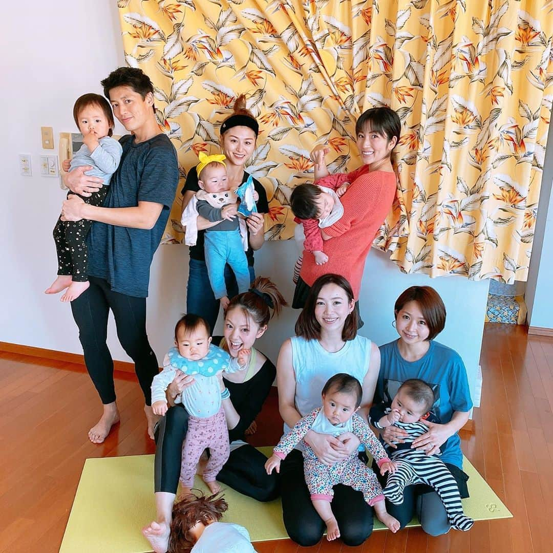 庄司ゆうこさんのインスタグラム写真 - (庄司ゆうこInstagram)「ママ友集めてベビーヨガレッスン🧘‍♀️👶💖 今日はなんと、パパさんまで初参戦してくれました😆‼️ イクメンすぎるーっ😭✨‼️笑 ヨガしてランチして、ちあきちゃんとは2人でお茶して有意義な時間でした😍 ちあきちゃんとはもう7.8年の仲なのに、今日いきなり、『私、初めてゆうこさんに会った日からずっと憧れてました❣️こんなにキラキラしたオーラを持った人に会ったのは初めてでゆうこさんを見て私も仕事頑張ろうって思えたんです！』と、いきなり告白された🤣😂‼️ 『ずっと言いたかったんです、、今日やっと言えました』と今更の告白でめっちゃ恥ずかしかったけど素直に嬉しかった😍 少しでも誰かの役に立ててよかった😂 同性から言われるのって凄く凄く嬉しい😂 既婚者子持ちとなると、男性からのチヤホヤとかは一切なくなり、誰からも言いよられなくなったので、、笑　 これからは同性に支持されるような女性になれるといいな🤗 #ベビーヨガ#ヨガレッスン#親子ヨガ#ポジティブスターヨガ#女の子ママ#男の子ママ#生後9ヶ月#爆睡#マイペース#ももちゃんです🤗#私そっくり#いきなり#告白された#嬉しすぎる」1月20日 22時57分 - yuko.shoji