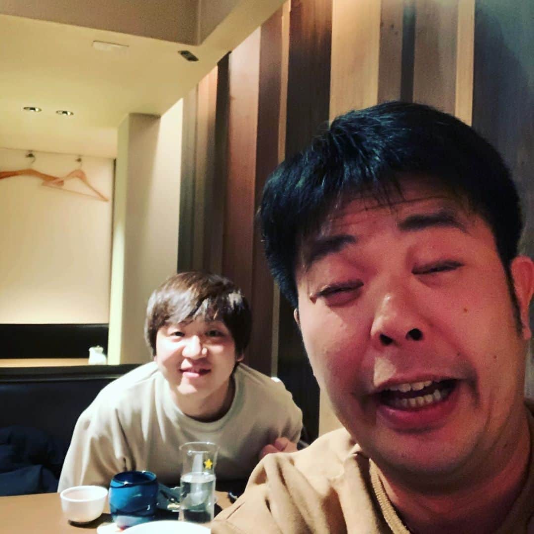 西川晃啓のインスタグラム：「気絶後輩  京都の夜に気絶  #あるある探検隊#レギュラー#気絶#気絶の日々#ギャグ#京都#棲家#富小路#おばんざい#丸亀じゃんご#北村#浜口京子#似てる」