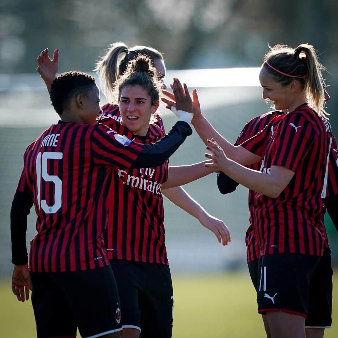 ACミランさんのインスタグラム写真 - (ACミランInstagram)「#MilanRoma: 3⃣-2⃣ 🔚 @berglindbjorg ⚽⚽ ➕ @refiloejane15 ⚽  An epic comeback win by our valiant Rossonere ❤🖤 #FollowTheRossonere #SempreMilan」1月20日 22時54分 - acmilan