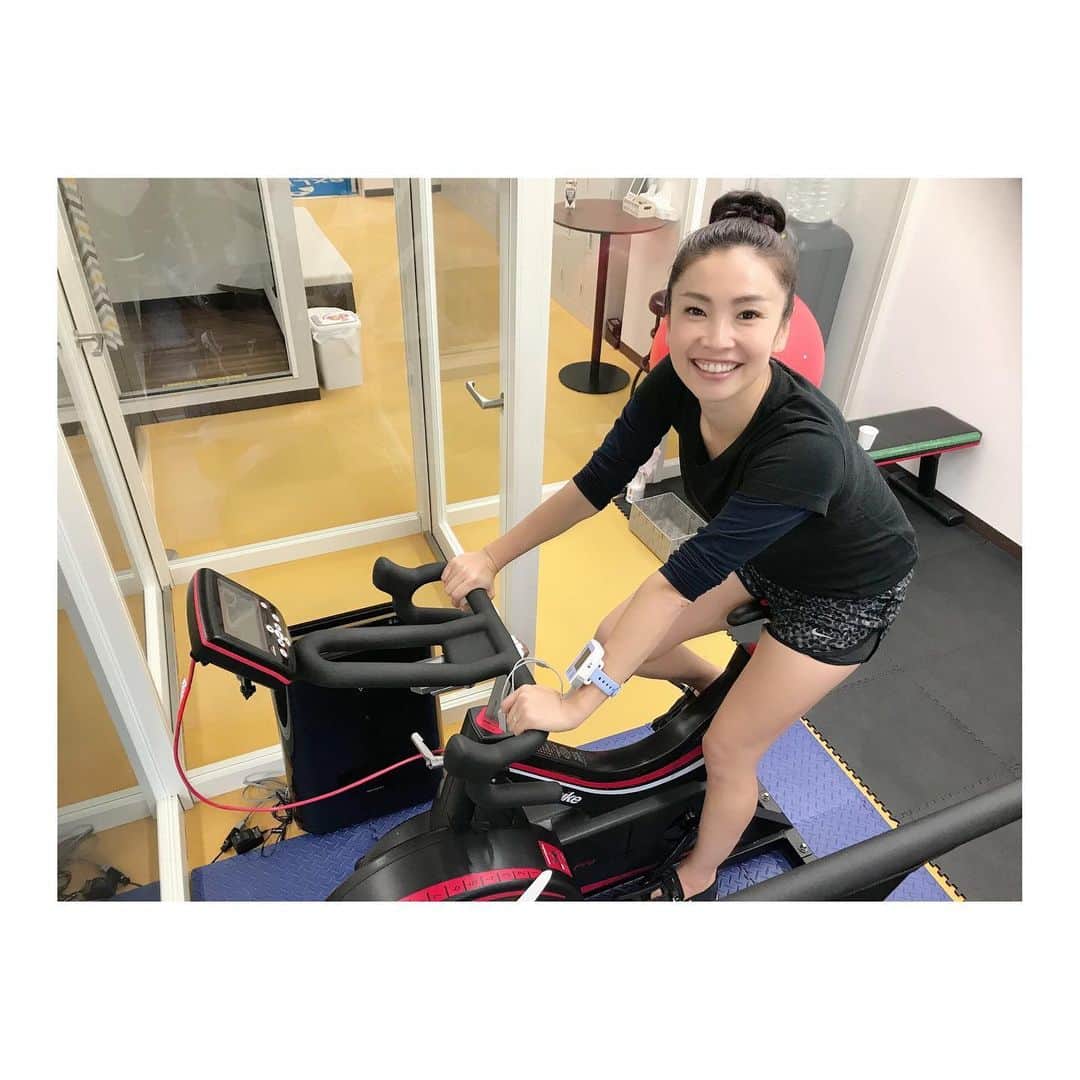 吉村民さんのインスタグラム写真 - (吉村民Instagram)「先週もエクスリミット日本橋で(@exlimit_nihonbashi )で　低酸素トレーニングをしてきました。 ・ ・ すっごくしっかりやってる気になってたけど、 トレーニングを再開して、 まだ1ヶ月くらいでした😂💦 お肌の調子が良くなってきて、 肩凝りや腰痛も出にくい気がするので、 適度な運動をする大切さを感じています。  この年齢になると、 日々「退化」しかない訳で 鏡を見るたびに、ガッカリ😢 少しでも、そんな気持ちにならないよーに、 トレーニングや身体やお肌のメンテナンスをするって大切。ってわかっていながらも  疲れとの闘いです🥊  #エクスリミット日本橋  #低酸素トレーニング  #アンチエイジング  #美容 #ダイエット #日本橋」1月21日 9時45分 - yoshimuratami