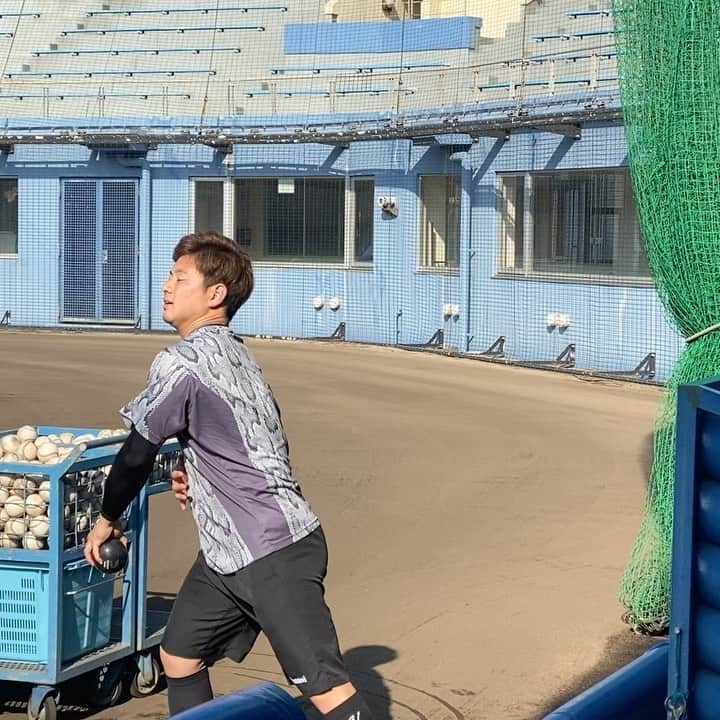 成田翔のインスタグラム：「おはようございます！  準備運動は大切です^ ^  のひとコマ☺️ #成田翔 #千葉ロッテマリーンズ」