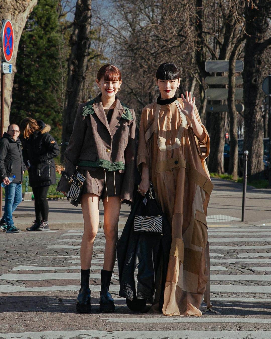 가로수길 , Seoulのインスタグラム：「PFW Street Fashion Style Thx @akimoto_kozue @okss2121 🔥 아키모토 ,엠마 . . #写真 #outfitideas #styleoftheday #ファッション #フォトグラファー #instafashion #파리 #東京 #서울패션위크 #sfw #오오티디 #nyc #koreafashion #패션그램 #womenswear #nyfw #데일리그램 #outfit #ootd #street #streetfashion #streetphoto #가로수길 #이태원 #사진 #스트릿패션 #모델 #wiwt #nyfw #pfw」