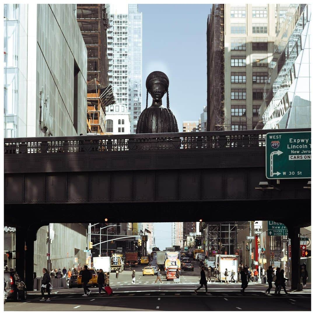 コーチさんのインスタグラム写真 - (コーチInstagram)「Watching over 10th Avenue on the West Side of New York City is "Brick House," a 16 foot, bronze sculpture by artist @simoneyvetteleigh. Found on The Spur—the last passage of the High Line to open to the public and location of both our #CoachSS20 runway show and campaign—the powerful work symbolizes "inclusion, optimism and strength." Photo by @jive. #CoachNY」1月21日 8時22分 - coach