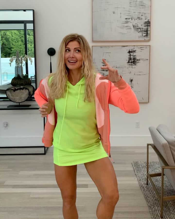 トリー・ウィルソンのインスタグラム：「. When I was going thru a rough patch a few years ago I would FORCE myself to dance in my kitchen in the morning with my dogs. I’ll admit, I thought maybe I was losing it..but my spirits always lifted when I did it. . Cut to going to Tony Robbins’ events in 2019 & realizing that it’s actually backed by science! Moving your body CAN change your state! . But to get the most from it..going all out is the way to go. Including getting both feet off the ground at times too, if ya can. . Dare you to go for it. Double dog dare you to record & post in the name of a slightly better state than the one currently happening.🙌🏼🕺🏼 .」