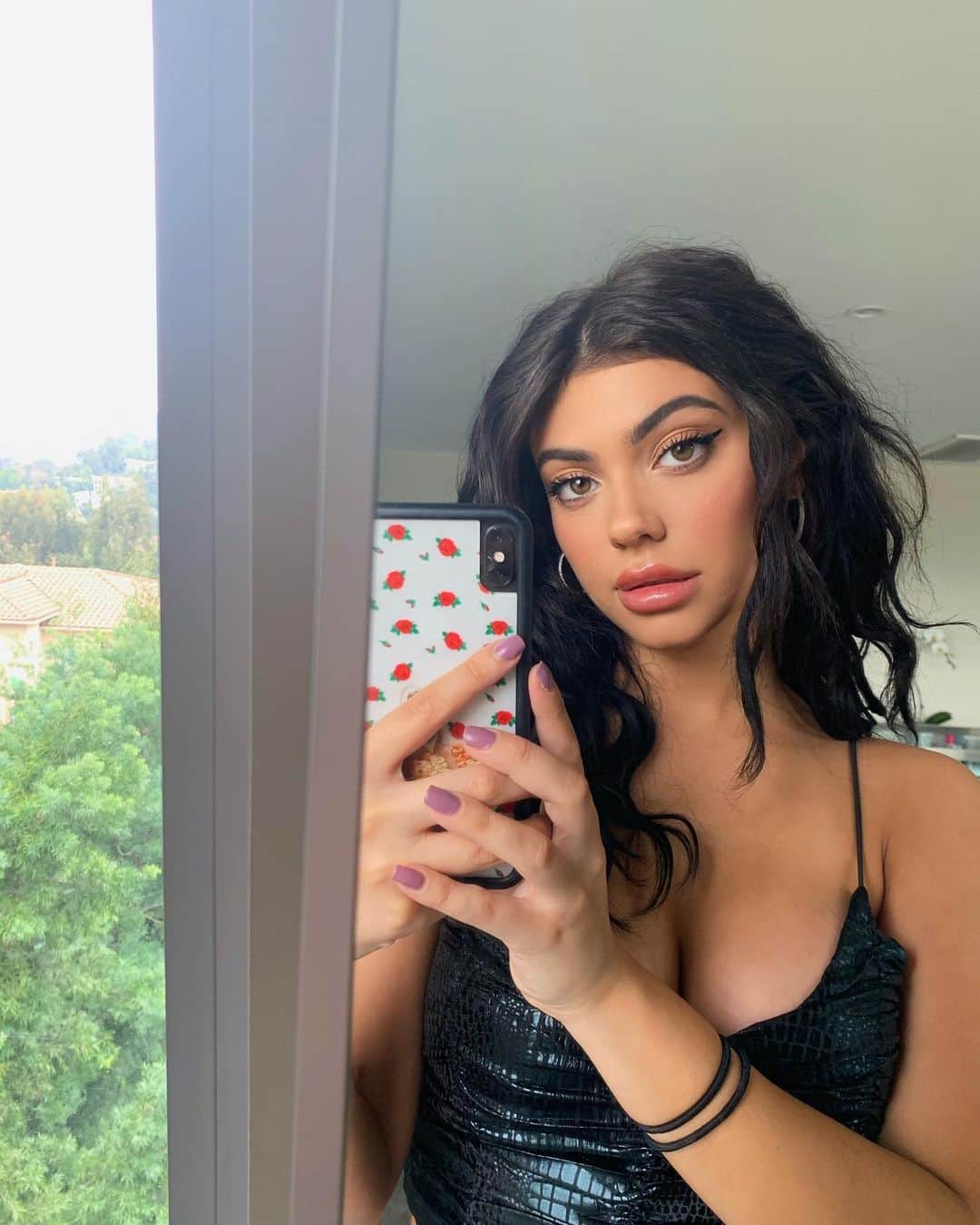 ケルシーのインスタグラム：「🖤 @revolve」