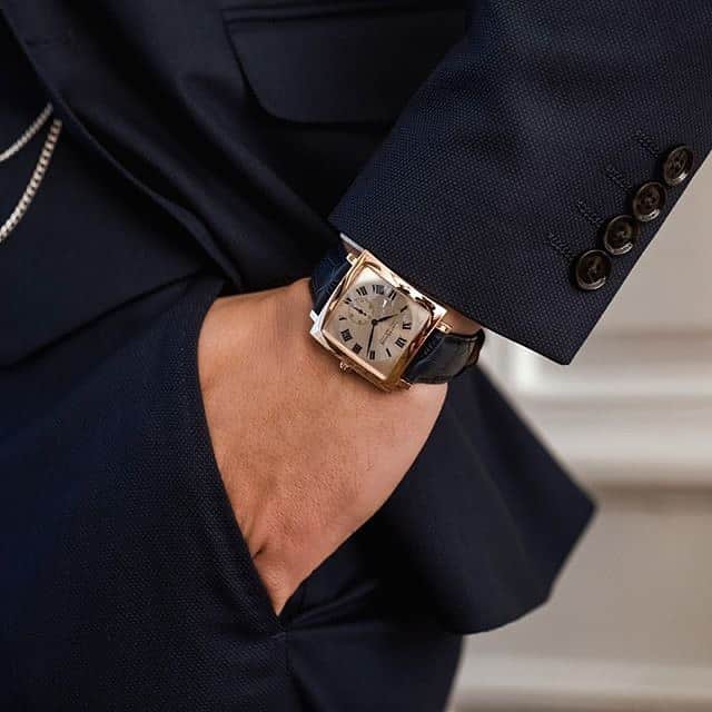 のインスタグラム：「スーツの腕元に、エレガントなカレウォッチ⌚️ . . . #sainthonoreparis  #メンズウォッチ #サントノーレウォッチ  @saint_honore_paris_jp」