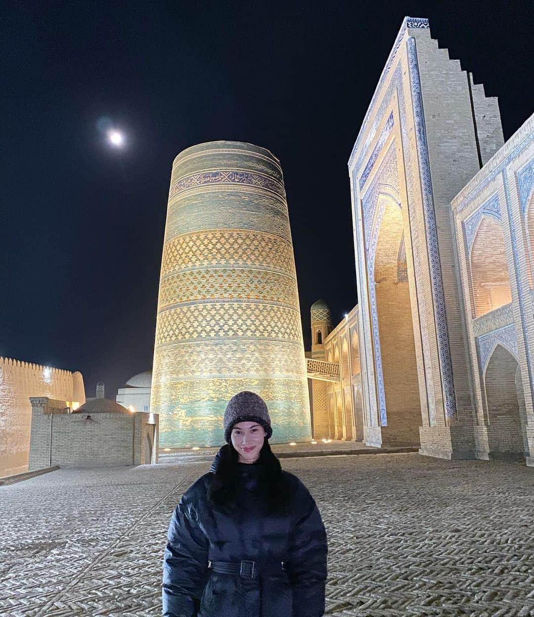 水原希子 さんのインスタグラム写真 - (水原希子 Instagram)「@brasute_hulu 🌍🏃🏻‍♀️❣️ Unforgettable magical night view at Xiva, Uzbekistan 🕌💫🔮💕✨ #ブラを捨て旅に出よう #kikosinfinitejourney  @hulu_japan 💚」1月21日 8時41分 - i_am_kiko