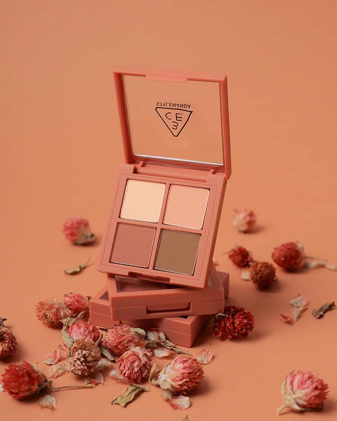 3CE Official Instagramさんのインスタグラム写真 - (3CE Official InstagramInstagram)「3CE MINI MULTI EYE COLOR PALETTE #ROSE_LATTE 담백하고 깔끔함 데일리 매트 컬러 하모니🥀 #3CE #3CEMINIMULTIEYECOLORPALLET」1月21日 8時40分 - 3ce_official