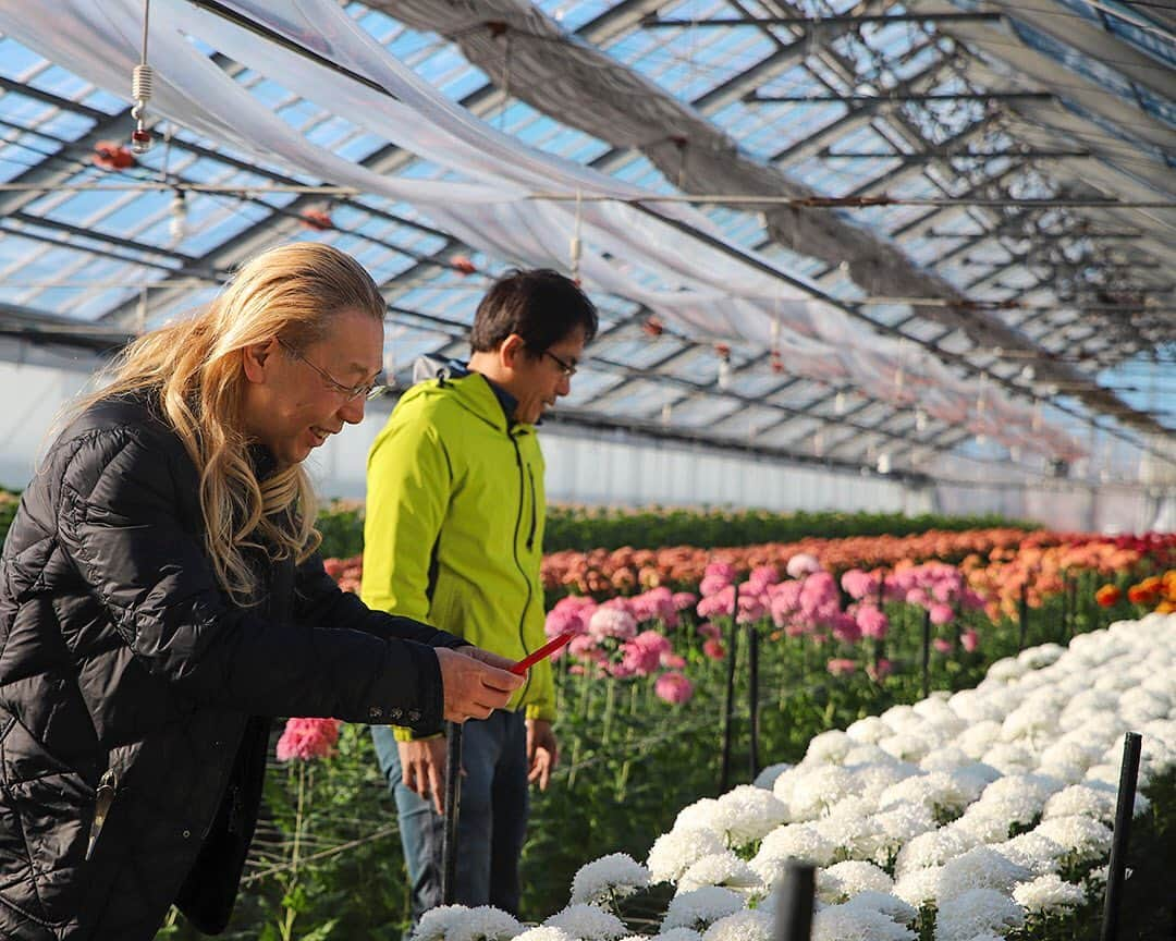 愛知県田原市さんのインスタグラム写真 - (愛知県田原市Instagram)「The best flower in Japan × professional skills 日本一の花×プロの技  #假屋崎省吾#フラワーデモンストレーション#プレバト企画#トークショー#花は心のビタミン#午前中は生産者さんの元へ#興味持っていただいて#質問されたり#写真撮られたり#これからもたはらの花をよろしくお願いします #たはら暮らし *  #渥美半島#田原市#田原#伊良湖岬#伊良湖#赤羽根 #tahara#irago#akabane #サーフィン#surfing#田舎暮らし#日々の暮らし#休日の過ごし方#スローライフ#instagramjaran#igersjp#scenic_jp#菜の花浪漫街道」1月21日 8時42分 - tahara_kurashi