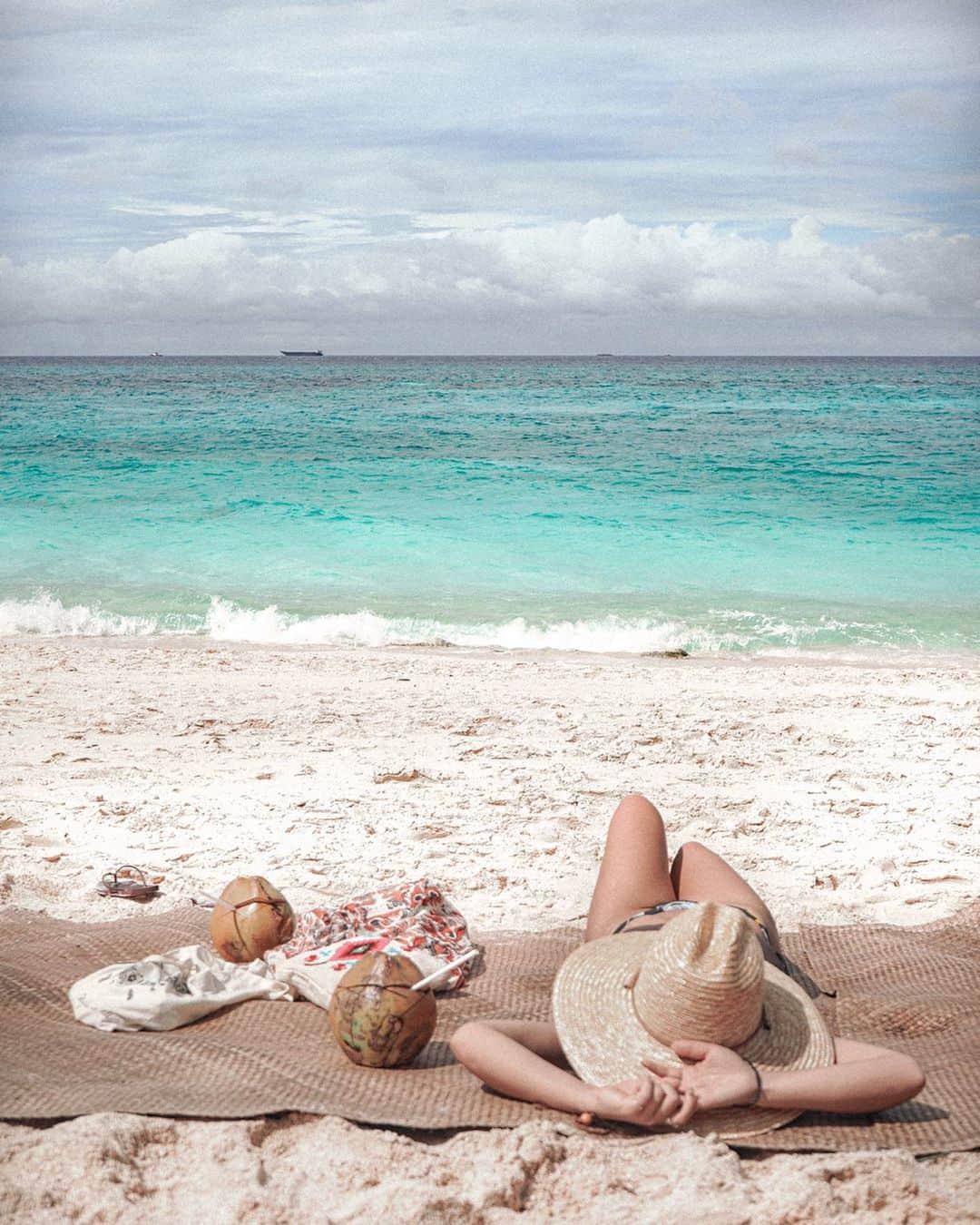 Manamiさんのインスタグラム写真 - (ManamiInstagram)「📍Puka shell beach 🥥🦥😴💤💤 メインよりこっちのビーチの方がお気に入り💙 ぐーすかぴー💤💤💤 ㅤ 📸 @yukis1210」1月21日 8時52分 - manashika