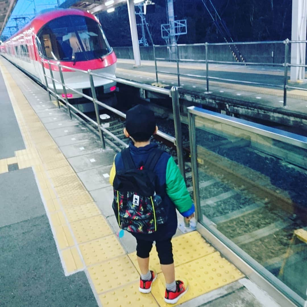 鈴木おさむさんのインスタグラム写真 - (鈴木おさむInstagram)「旅先の賢島にて。電車を見つめる息子の背中を見てると、少年、になってきたなーと。」1月21日 8時53分 - osamuchan_suzuki