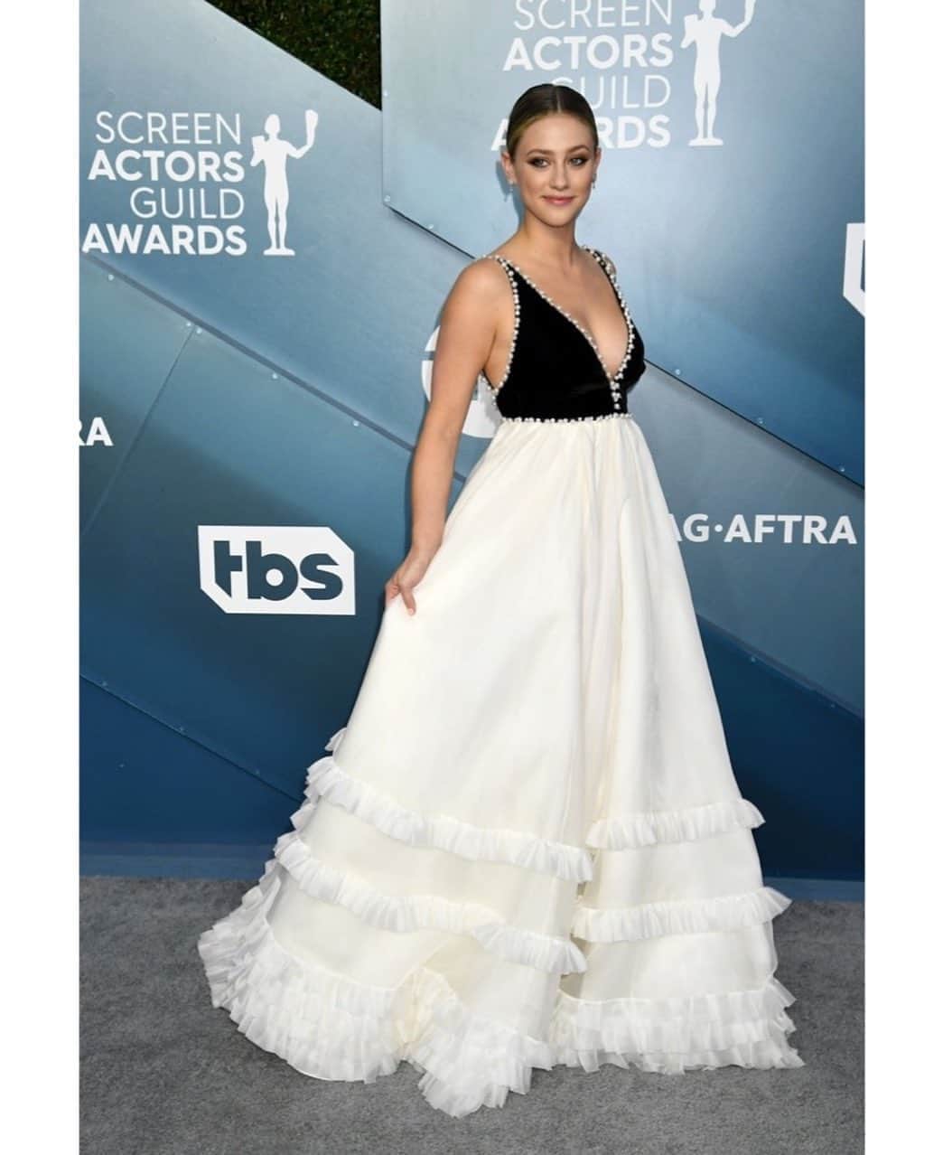 リリ・ラインハルトのインスタグラム：「I was very honored to have been asked to present at the #sagawards last night— I think my fingers touched Peter Dinklage’s but I can’t remember because I was nervous and sweating.」