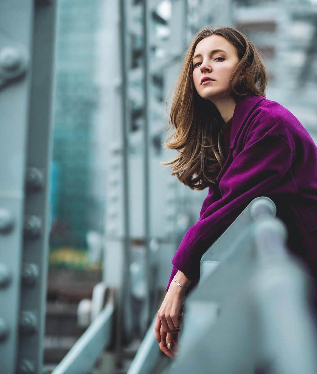 Lisaのインスタグラム：「鉄の森🏙  カメラ: @chr.m27 ***** #model #portrait #rainy #velvet #winter #winterfashion #モデル　#ポートレート #撮影　#東京 #shooting #tokyo  #ロシア人 #レディースファッション #russian #冬コーデ」