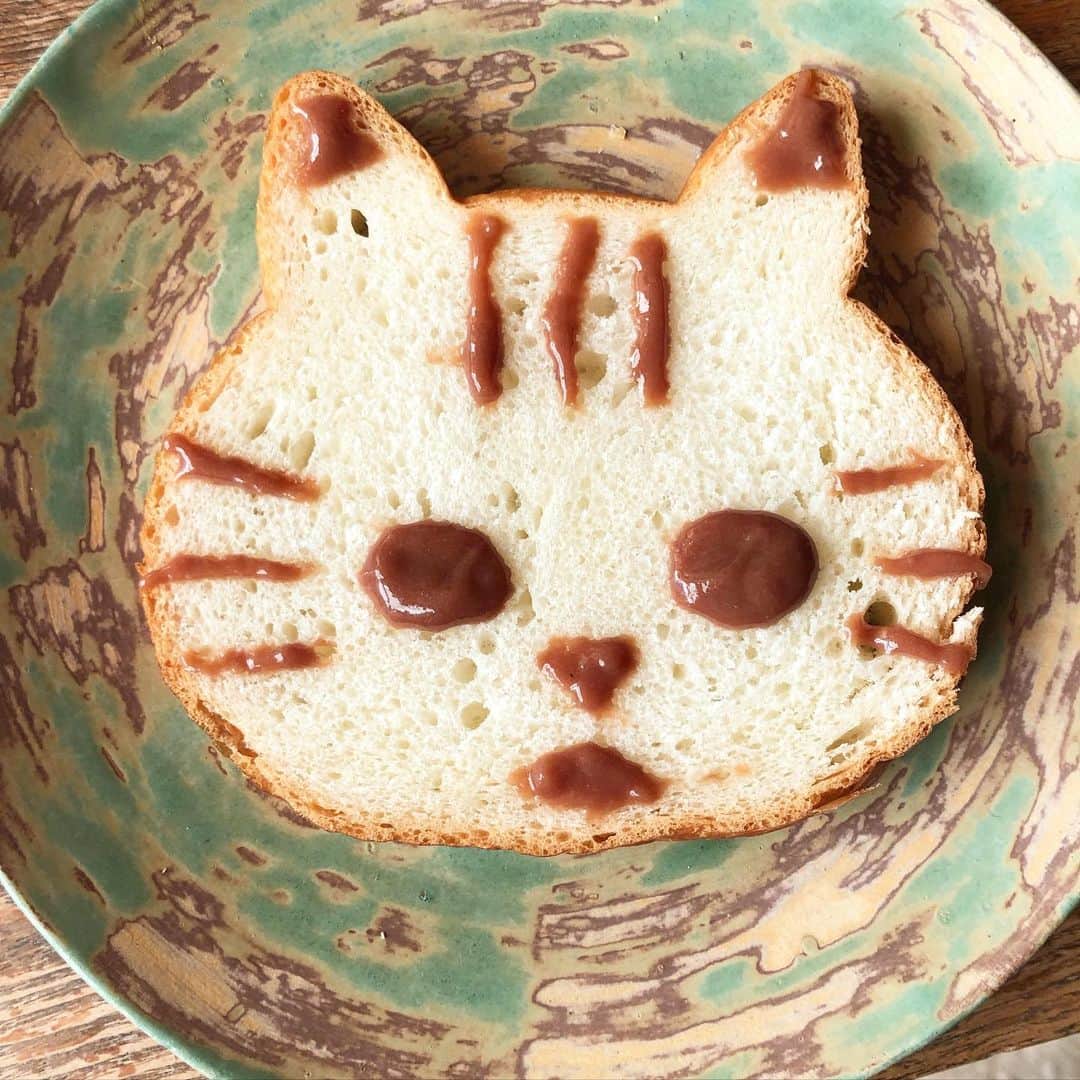 合田経郎のインスタグラム：「今朝のねこねこ食パン。」