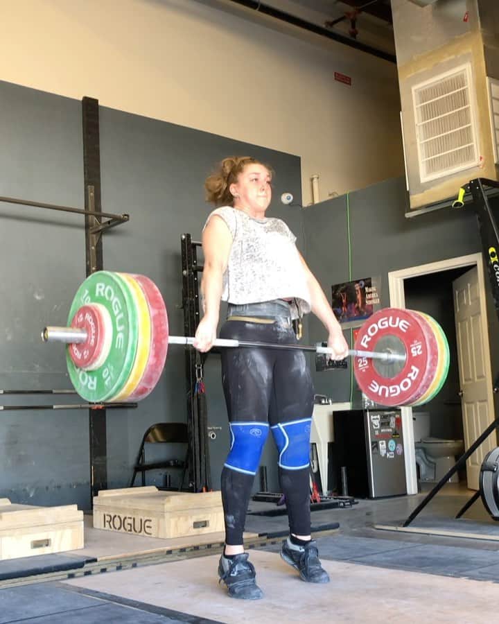 マッティ・ロジャーズのインスタグラム：「Marathon Monday. @aimees2cents joked that my one session today would be long but “wouldn’t take like 5 hours long” (I usually have 2 sessions on Mondays), but it did in fact take me 5 hours 🙂 A bit of a rough start, but I got it done and I got some good work in today! Mega super recovery time (eat, sleep, ice bath, etc) & back at it tomorrow.  @xendurance @roguefitness @2poodperformance @rehband」