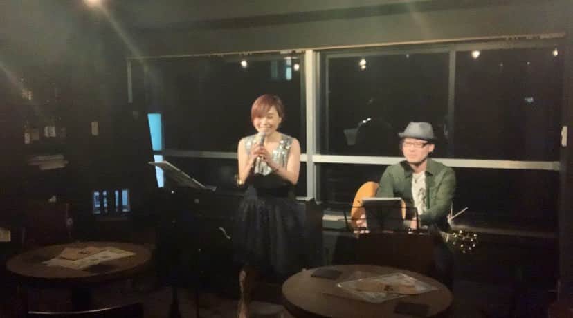 のインスタグラム：「おむすびラウンジ銀座🍙  いつもSHOWROOMで応援してくださる皆さまと初めて会うことができて嬉しかったです❣️ ・ 銀座の有名店から取り寄せているフードをリーズナブルな価格で楽しめます🍴‬ ‪鶏肉カレーがお肉柔らかくて美味しいそうです🎵‬ ・ 次回の出演は1/29(水)です。 ・ #銀座 #おむすびラウンジ #おむすびラウンジginza #JAZZ #POPS #BAR #シンガー #シンガーソングライター #音楽 #音楽好きな人と繋がりたい #ライブ #写真 #live #photo #music #ilovemusic #livemusicphotography #musicgram #karin #singer #singersongwriter」