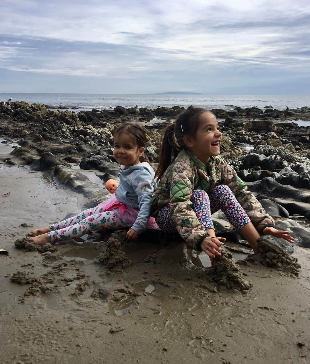 チャド・ロウさんのインスタグラム写真 - (チャド・ロウInstagram)「Off the iPad and out in nature! #sisters #raisingdaughters #grateful」1月21日 9時19分 - ichadlowe