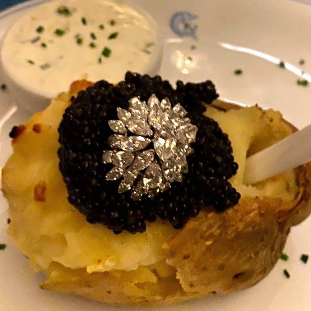 ジェニファー・ティリーさんのインスタグラム写真 - (ジェニファー・ティリーInstagram)「Diamonds and Caviar. #Paris #caviarkaspia」1月21日 9時21分 - jennifertilly