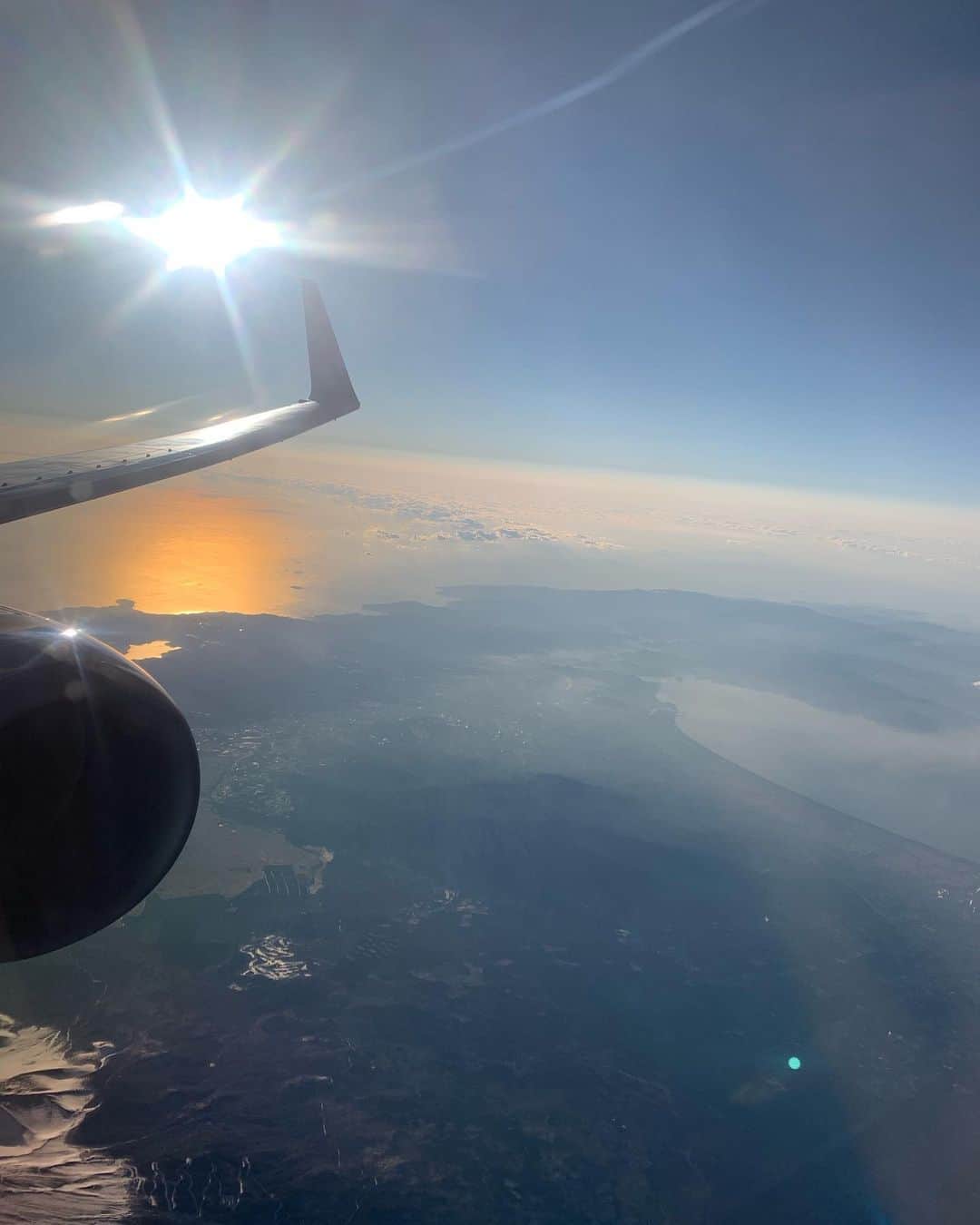 丸山桂里奈さんのインスタグラム写真 - (丸山桂里奈Instagram)「飛行機からの写真はあんまり載せないけど、ＣＡさんが下に富士山が見えますよ〜と教えてくれました🗻 なかなか上から富士山を見下ろすことは、ほぼなく、富士山にも見下ろすことを話してはいないので驚かれてはいる気がします🙋‍♀️⤴︎✈️全身は見れませんでしたが、とにかく半身だけは見させていただき、今日もパワーをもらい私の口はほとんど顔全部になりました👄 そんな朝です。 現役の時も、よく遠征に行くのに飛行機を乗りまくり、(私たちは乗るだけです)窓から下を見ると全ておもちゃに見えるくらい小さく見えて、でもそんな中で私は今現実的にふつうの大きさだから大丈夫なんだなんて思いながら乗ってました🛫悩みがあったり落ち込んだり、それが人間で人生私はまだ36年しか生きてないけど、それでもその中で言えることも言えないこともあって、嬉しみ楽しみ悲しみ辛みなどあって、でもそれが人間で、人間に生まれたからにはどんな時も楽しみたいなて感じてます。 そしていつも全力で、周りの人に感謝して、全てのものに感謝して、人間であることに感謝して。 佐賀に着きました🛫インスタもたくさんアップしますねぇ〜 みなさま、良い１日にしましょう🥙🍡🍰🍙👄👻✈️❤️🛫🍟🗻🥮🤠 #人間であるということ #人間てなんだ #人間だからなんだ #人間なんだから #人間なんだもん #人間最高 #人間幸せ #人間人間人間 #私は人間代表です #みんな人間代表です #人間は #人間の可能性 #人間だいすき #人間でいよう #いい意味で #インスタバエ」1月21日 9時30分 - karinamaruyama