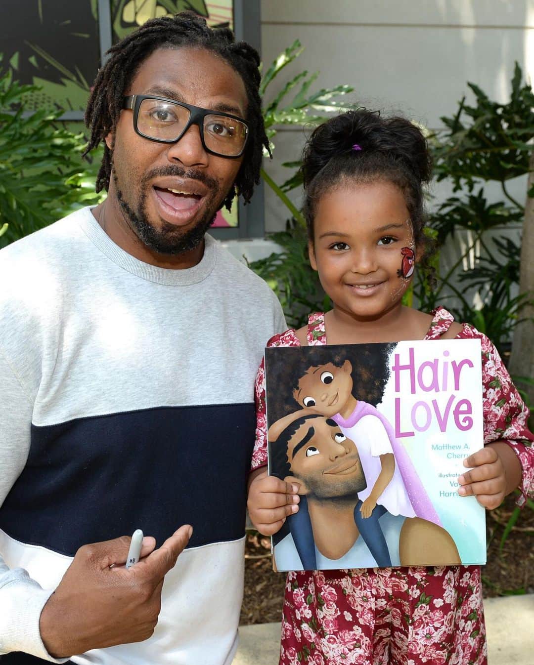 Nia Sioux Frazierさんのインスタグラム写真 - (Nia Sioux FrazierInstagram)「Today’s #RoleModelMonday is Matthew Cherry, NFL player turned Oscar-nominated filmmaker who made the animated short film ‘Hair Love.’ Hair Love was written, produced, and directed by Matthew, and tells the story of a man who must do his daughter's hair for the first time. He created this film to showcase a strong black family unit and show that dads are present. This story warms my heart! So thankful a film like this exists!」1月21日 9時30分 - niasioux