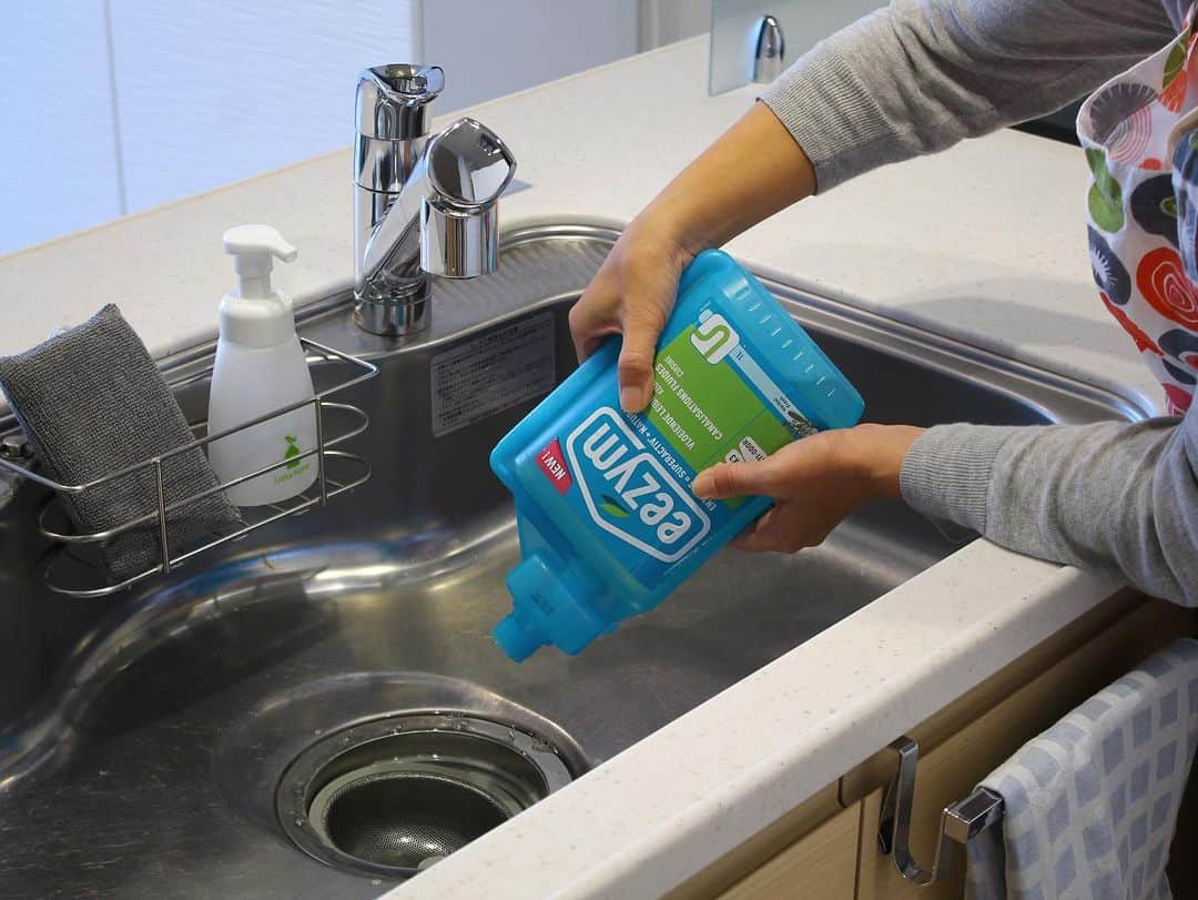 ecomfort（エコンフォート）さんのインスタグラム写真 - (ecomfort（エコンフォート）Instagram)「1日の家しごとが終わったら、排水口にまくだけ。排水管にたまったその汚れ、寝てる間にすっきりキレイ。  eezym（イージム）パイプクリーナー キッチン用 ハーバル 1,900円＋税  #eezym #イ―ジム #酵素洗剤 #油汚れ #パイプクリーナー #ナチュラルな暮らし #保存剤フリー #ホームデトックス #homedetoxrevolution #サスティナブル洗剤 #ナチュラル洗剤 #掃除好き #自然の力できれいにするお掃除 #キッチンの悩み」1月21日 9時40分 - ecomfort_eoct