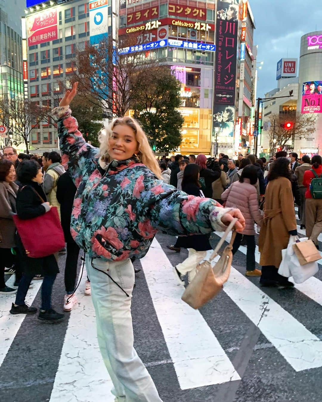 エルザ・ホスクさんのインスタグラム写真 - (エルザ・ホスクInstagram)「Last day in Japan🎀😭」1月21日 0時44分 - hoskelsa