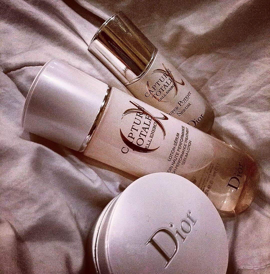 真山景子さんのインスタグラム写真 - (真山景子Instagram)「この前Diorの新しく出た幹細胞の美容液、化粧水、クリームが！凄く良すぎて、オススメ‼️ 肌がワントーン明るくなった💛　撮影の際に肌を褒められた😆⤴️💓　最近肌の調子が良い✨ ＠dior @diorskincare  #カプチュールトータル　#diorcaptuletotale」1月21日 0時45分 - keikomayamaya