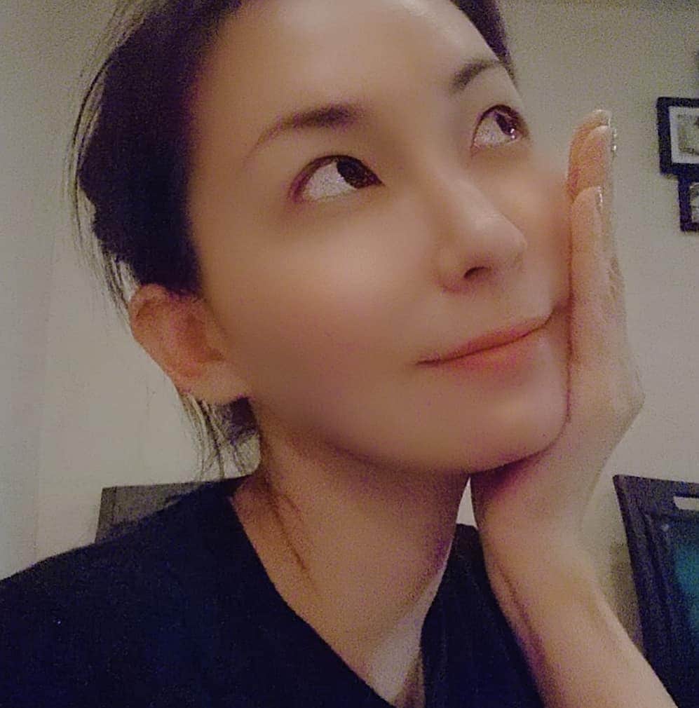 真山景子のインスタグラム：「この前Diorの新しく出た幹細胞の美容液、化粧水、クリームが！凄く良すぎて、オススメ‼️ 肌がワントーン明るくなった💛　撮影の際に肌を褒められた😆⤴️💓　最近肌の調子が良い✨ ＠dior @diorskincare  #カプチュールトータル　#diorcaptuletotale」