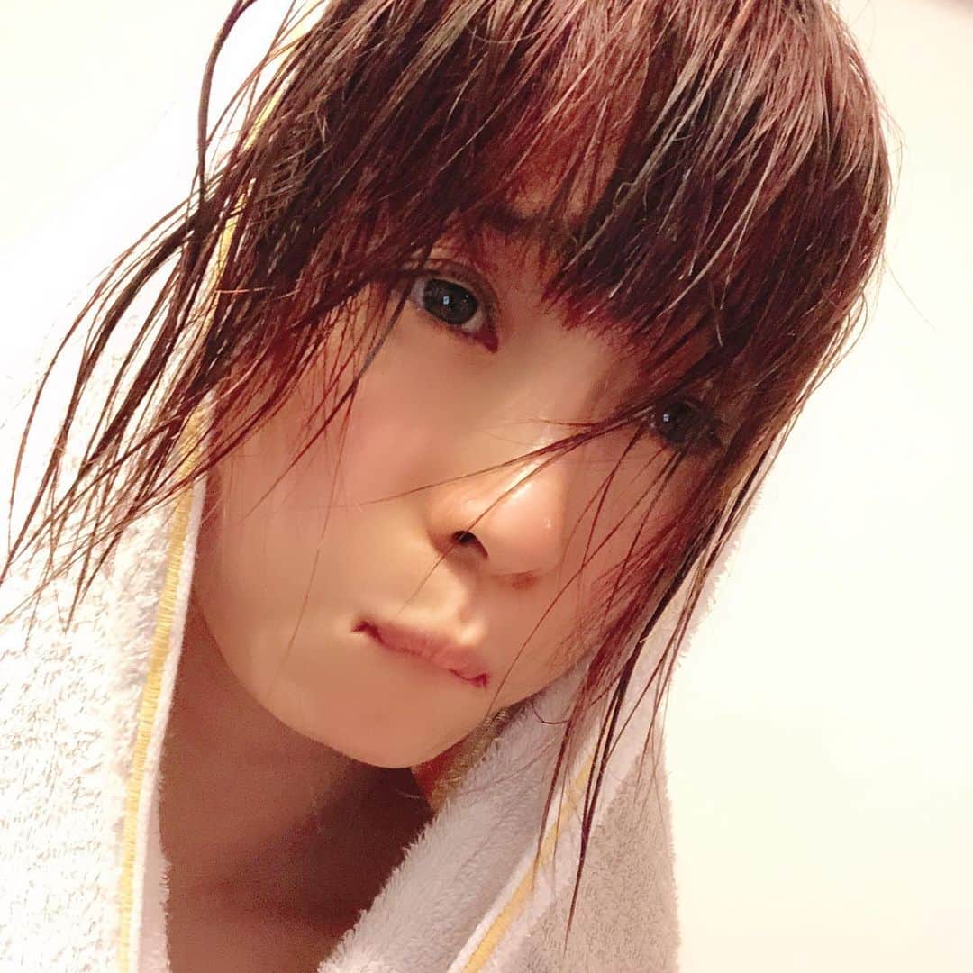 たかはしゆいさんのインスタグラム写真 - (たかはしゆいInstagram)「・ お風呂あがり🛁 ・ すっぴんがメンズ顔🤣💦 ・ 今日は初の試み！ 新しいコトをするってドキドキだけど楽しかった😍❤️ 詳細はまた後日♪♪ ・ #お風呂上がり  #すっぴん  #男顔 #たかはしゆい  #今日もおつかれちゃん」1月21日 0時59分 - t.yuirin