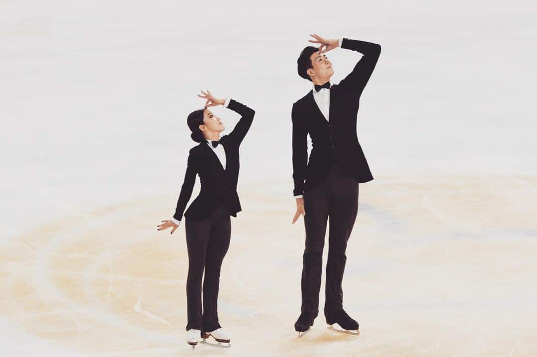 王詩エツのインスタグラム：「Happy monday🤓  @iceacademyofmontreal @feelingmathieucaron  #icedance」