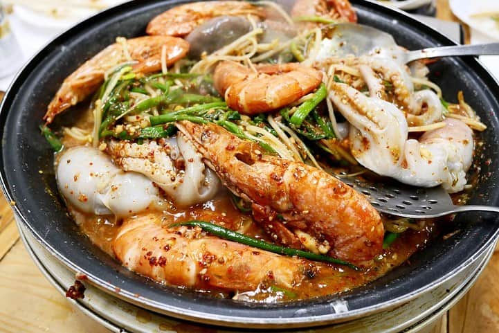 のインスタグラム：「住宅街にあるディープな韓国料理屋さんがバリウマ😋👌 今回は#カレバカラジオ の新年会で7名でお邪魔しました。 住宅街にあって、目立つ看板もないので、最初はここが飲食店だとはきっと思わんよ😆 韓国人の女将さんが1人で切り盛りしていて、本場の#韓国家庭料理 が食べられる店！ 女将さんのトークが面白いし、料理は美味いし、楽しい時間が過ごせるね🙆‍♂️ 生きているタコをそのまま食べたり、鍋にしたりで、これも楽しい。 料理は1人3000円（税込）でお腹いっぱいになるよ👍 ちなみに飲み物は持ち込みのみ。 紙コップやゴミ袋は忘れずにね。 ほとんど趣味でやっており、お客さんが大勢来てもらっても困るとのことなので、「デビログ」ではなく「もっとデビログ」での会員限定公開にしました🙇🏻‍♂️ . ブラウザで「もっとデビログ」で検索👉 . #福岡韓国料理 #もっとデビログ #デビログ #福岡 #博多 #fukuokapics #fukuoka #fukuokacity #hakata #fukuokarestaurant #fukuokagourmet #IGersJP #ig_japan #福岡レストラン #福岡飲食店 #福岡グルメ #福岡ランチ #福岡ごはん #福岡ご飯 #食べログ福岡 #福岡飯 #福岡食べ歩き #インスタグルメ」