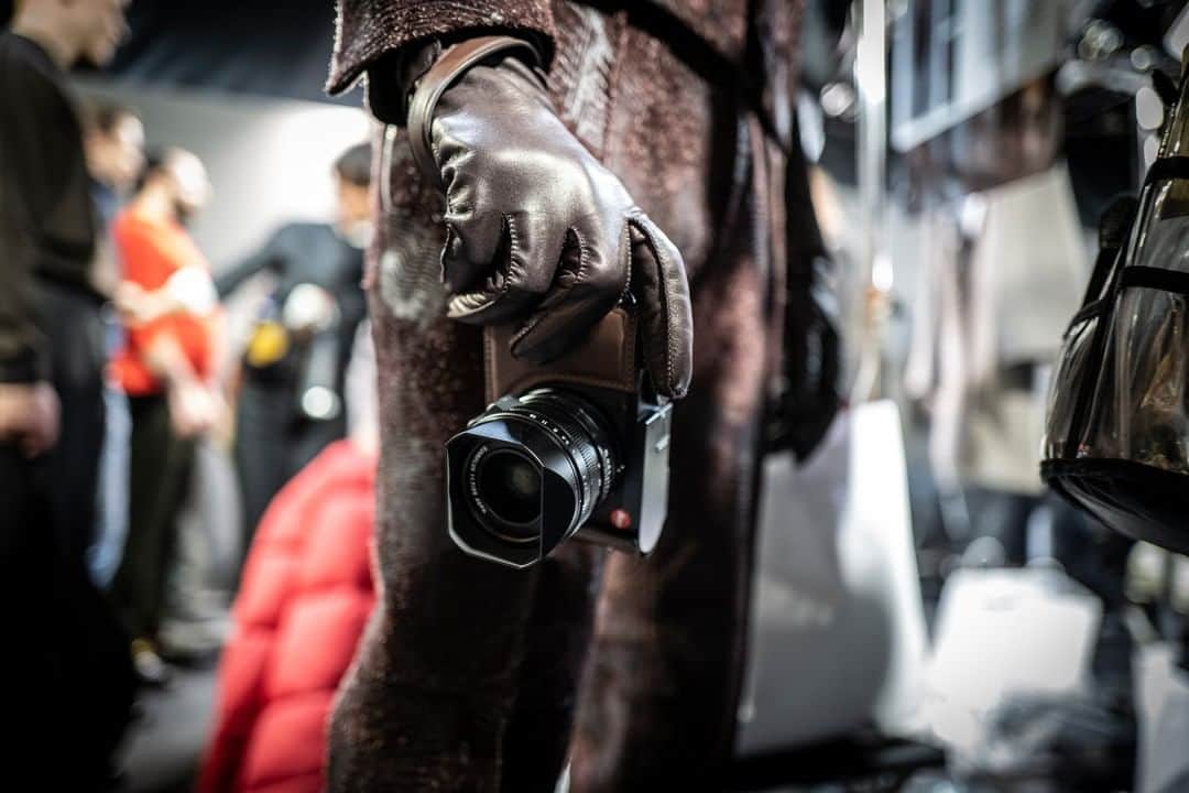 のインスタグラム：「A new collaboration between #LeicaCamera and @zegnaofficial celebrates "Men, Through Women’s Eyes" and a desirable array of camera bags and accessories created by @alessandrosartoriofficial - inspired by Photography. Follow our IG stories to have a look on the personal views of the photographers during the Ermenegildo Zegna XXX Winter 2020 Fashion Show.  Photo: @veroniquedeviguerie  #ZegnaFW20 #Zegna #ErmenegildoZegna #ZegnaXXX #Leica」