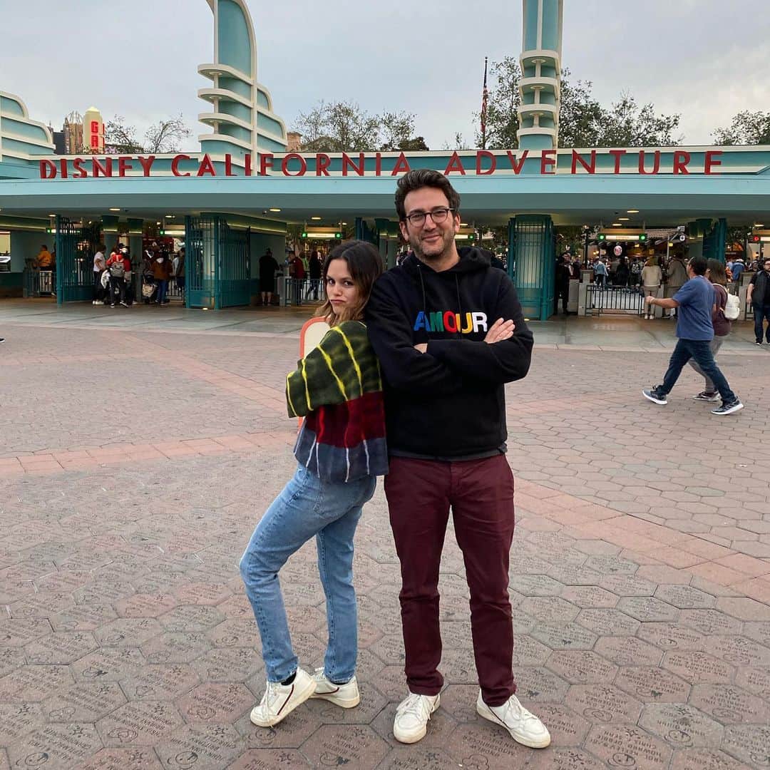 レイチェル・ビルソンのインスタグラム：「#californiaadventureherewecooooome 🎶 🤓 @disneyland #happiestplaceonearth @joshschwartz76 where we started from.... thanks for an amazing day #disneyland ❤️」