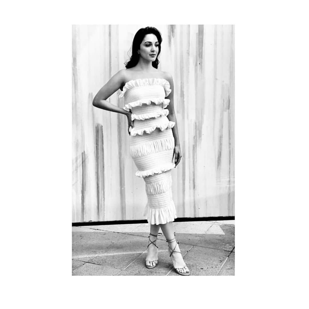エミリオ デ ラ モレナさんのインスタグラム写真 - (エミリオ デ ラ モレナInstagram)「@kiaraaliaadvani stunning in our white shirring dress 😍  #emiliodelamorena #emiliogirls」1月21日 1時27分 - emiliodelamorena