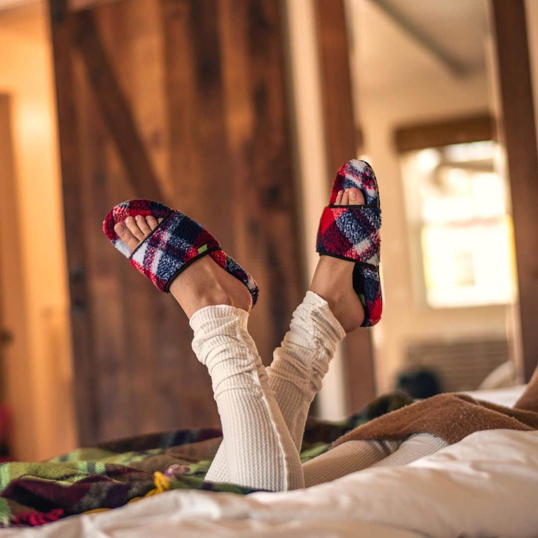 のインスタグラム：「Feels like a fully Sanukified fuzzy slides kinda day. #Sanuk #SmilePassItOn」