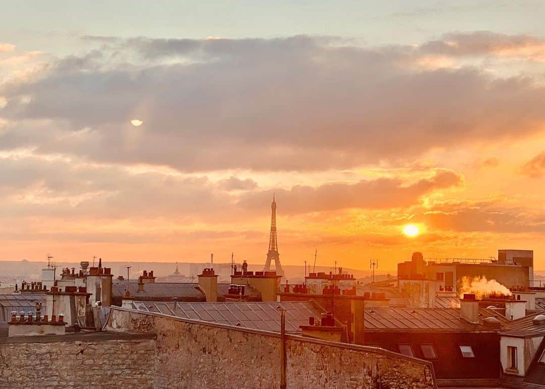 カロリーヌ・ド・メグレのインスタグラム：「Paris now 💘」