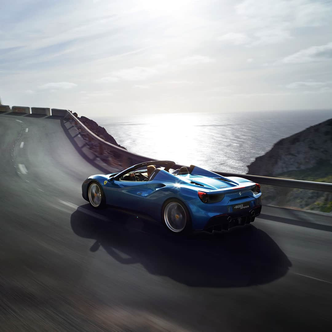 フェラーリさんのインスタグラム写真 - (フェラーリInstagram)「The pleasure of the view or the top-driving pleasure? You don’t have to choose with the #Ferrari488Spider. #Ferrari #DrivingFerrari #Exclusive #CarsWithoutLimits」1月21日 1時35分 - ferrari