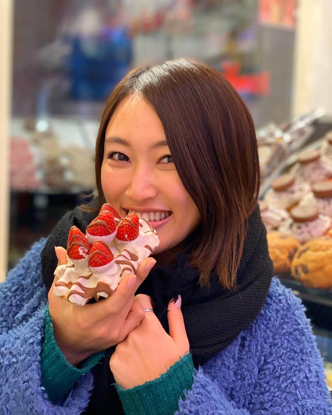上枝恵美加さんのインスタグラム写真 - (上枝恵美加Instagram)「Lots of sweets in Amsterdaaaaaam🇳🇱 ． #アムステルダム #いっぱい食べました #alwayseating #neverstop #stroopwafel」1月21日 1時37分 - emika_kamieda