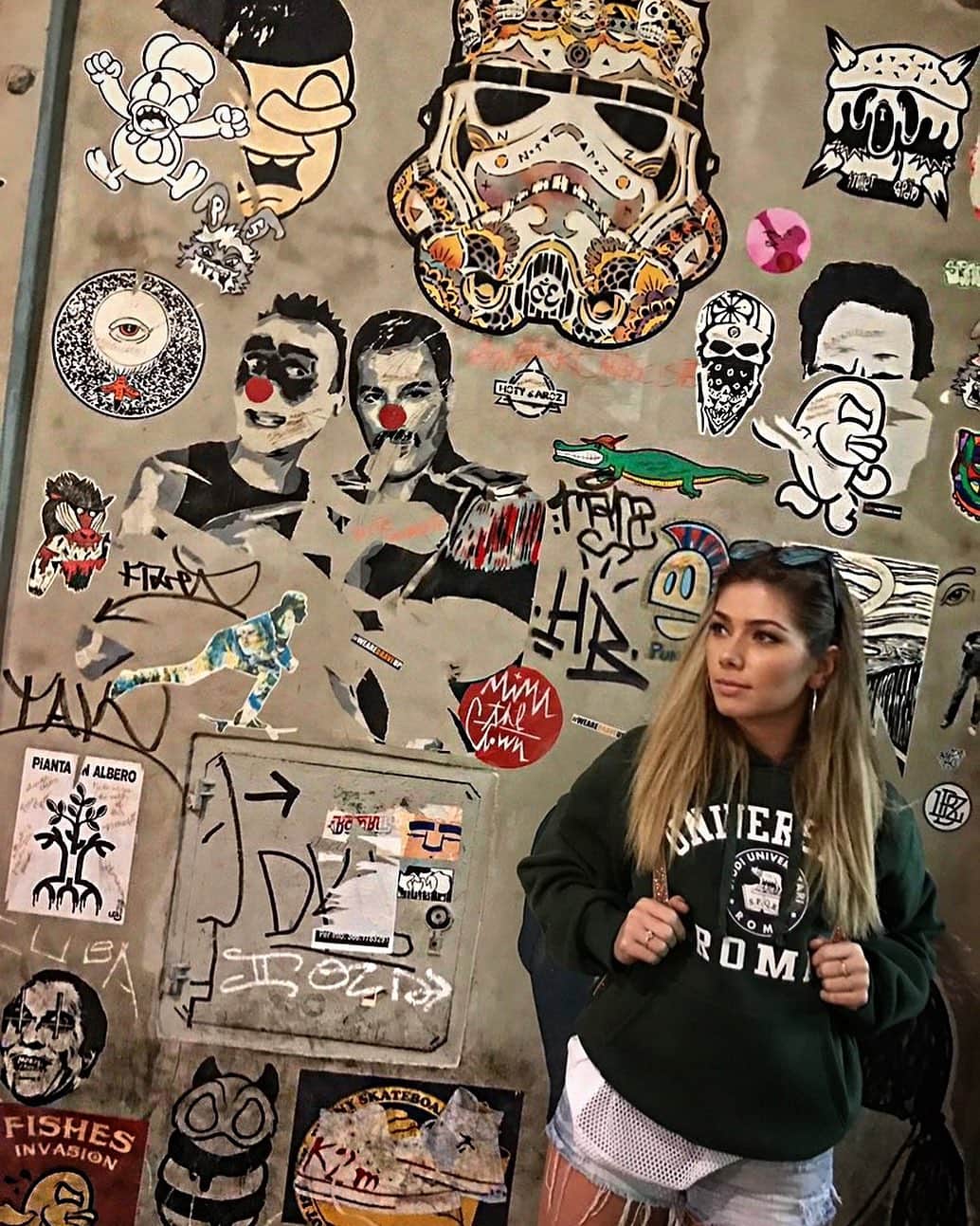 ニッキー・サンダーソンのインスタグラム：「There once was a time that I had blonde hair and found a cool wall in Rome... this was that time.... #tb #rome #italy #blondehair #location #graffiti #wall #funtimes #explore #citybreak #2017 #picture #photograph」
