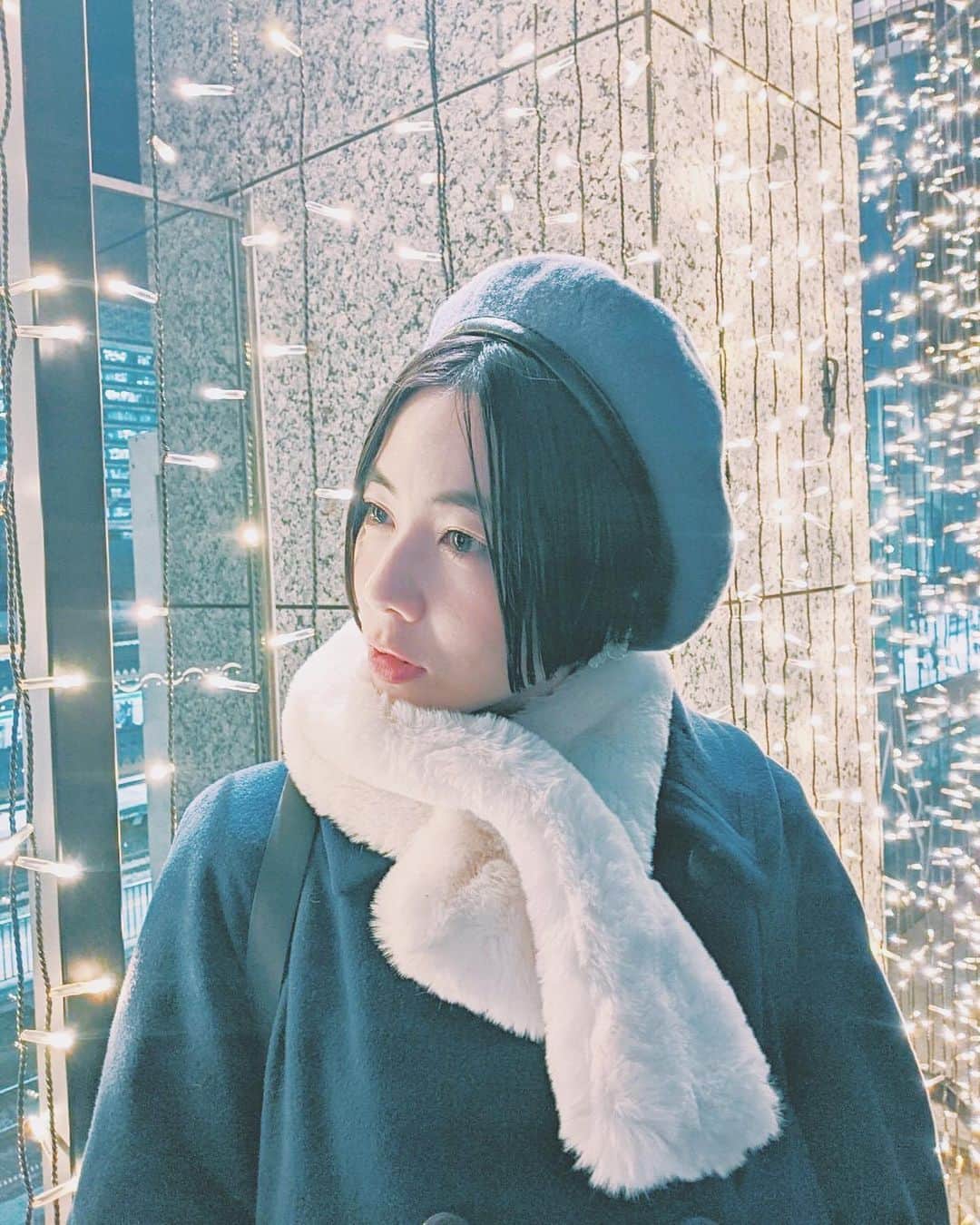 木村仁美のインスタグラム：「年も明けて二〇二〇年ですね。 今年もよろしくお願いします 🤍 年末にインフルかかって、復活した年明けでした☃️ とても清々しい…🥺 . 昨年はかなり表舞台おやすみモードでしたが、 今年も自分と向き合いつつ形にしつつ しっかりと外の世界へ出ていって 表現の活動を丁寧に行いたいです！ 皆さんにもお会いできるように…🦋 . . 《クリエーター/アーティストの皆さまへ》 モデル全般(商品の着用モデル、作品撮り、動きのある映像出演 等) 人前での表現指導をはじめとする ダンスレッスンや振り付け、演出相談、歌唱、声を使うお仕事など…etc ご依頼も随時承っております🐇!! . . ◎レッスンについて◎ 身体の動かし方がそもそも分からない、 歩き方から舞台上での立ち居振る舞い、表情… 自分の個性を生かしつつ 気張らずにゆる〜く優しくレッスンで克服したい。🚶‍♀️ という初心者の方もご相談下さい◎ ダンスセラピー🌱のような感じ。 (昨年はこのようなお仕事もさせて頂きました) . ちゃみに頼んでみたかった、、 いつか何かやってみたいと思ってた方はぜひ DMなどでお気軽にご相談ください❁ . 動いてるちゃみは→ #ちゃみムービー より、ご参考までに。 …………………………………………… . 最近はセンター分けの パッツンな前下がりショートです✂︎ お気に入り❁ . . #今日の青い . . . #blue #青 #光と #冬コーデ #ベレー帽 #イルミネーション　#センター分け前髪 #黒髪ショート #ショートヘアコーデ #ダンサー #モデル #モデル依頼募集中 #ダンス講師」