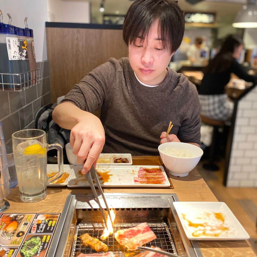 あつひろのインスタグラム：「ずっと気になってた【焼肉ライク】行ってきた～♪ #焼肉ライク #おひとり様焼肉 #焼肉 #ランチ #HAPPYHOUR #ご飯おかわり無料 #大盛り無料 #セットメニュー #レモンサワー #ホルモン #あつひろ #声優 #声優芸人 #ナレーター #食レポ #無心で肉を焼く男 #男前焼肉 #唇テカテカ」